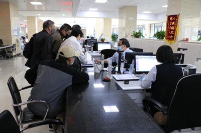 市民正在咨詢不動產(chǎn)公證事項